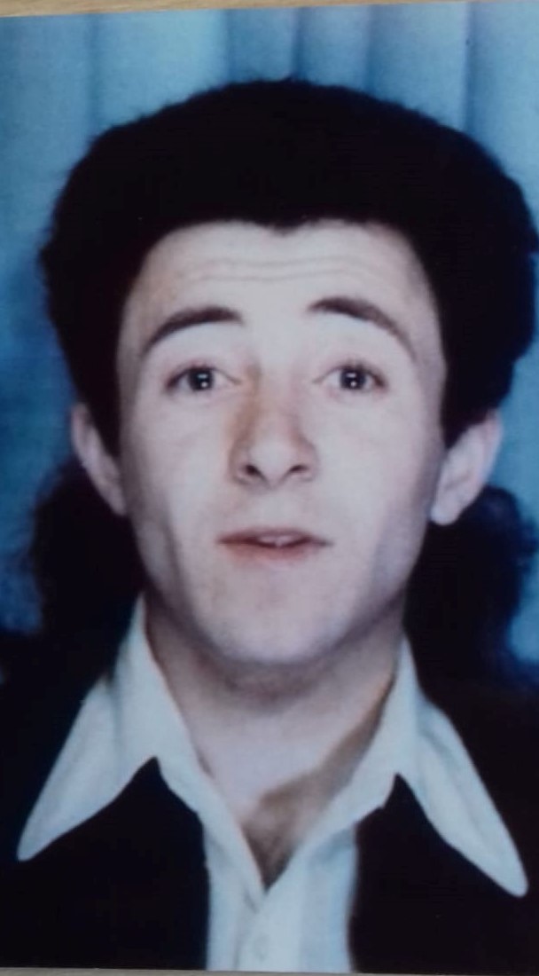 Georges V en 72, nuque longue